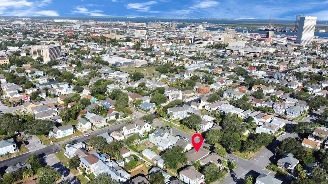 Cozy Historic Galveston House-8 Min Walk To Beach! Exterior photo